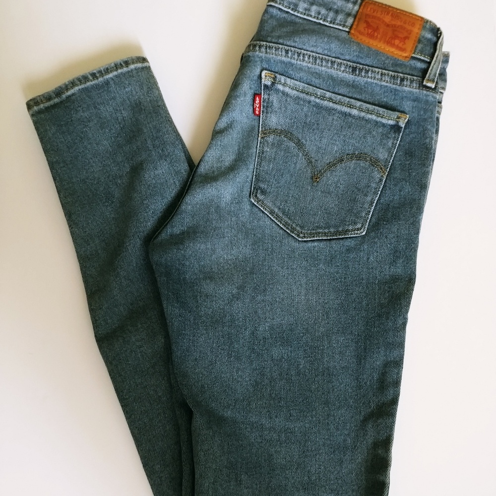 "Levi's 711 Skinnies"